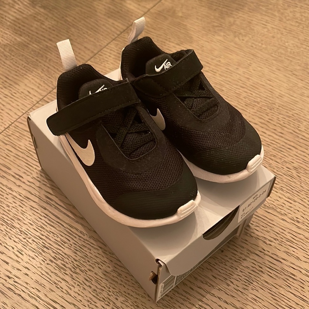 Nike Force 1.  Size 4.  Excellent condition.